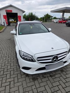 Mercedes-Benz Klasa C Przestronne kombi w eleganckim białym kolorze z niskim przebiegiem .