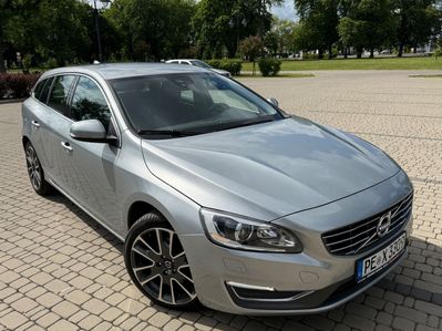 Volvo V60 2.0D4 Manual Czarne skóry Cyfrowy zegar Duża Navi